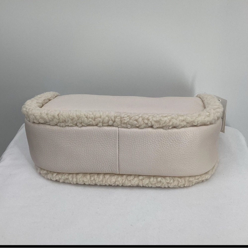 MICHAEL KORS CARMELA Cream Multi
Medium Leather Chain Crossbody
Shearling
NWT - Picture 5 of 8
